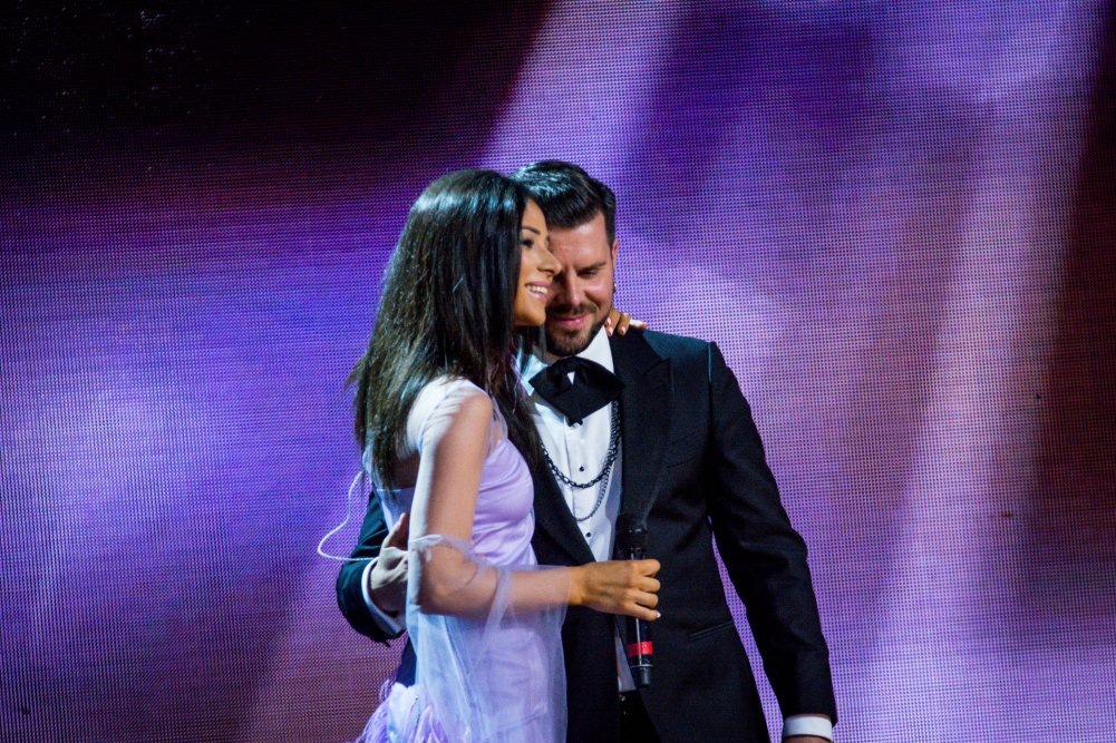 Фотофакт: Злата Огневич утонула в нежных мужских объятиях